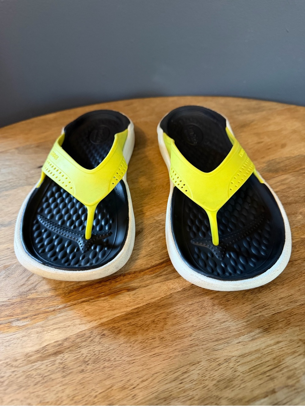 Crocs Unisex Neon Green/Black/White Flip Flop Sandals. Size Men 7 / Women 9. - Picture 4 of 8